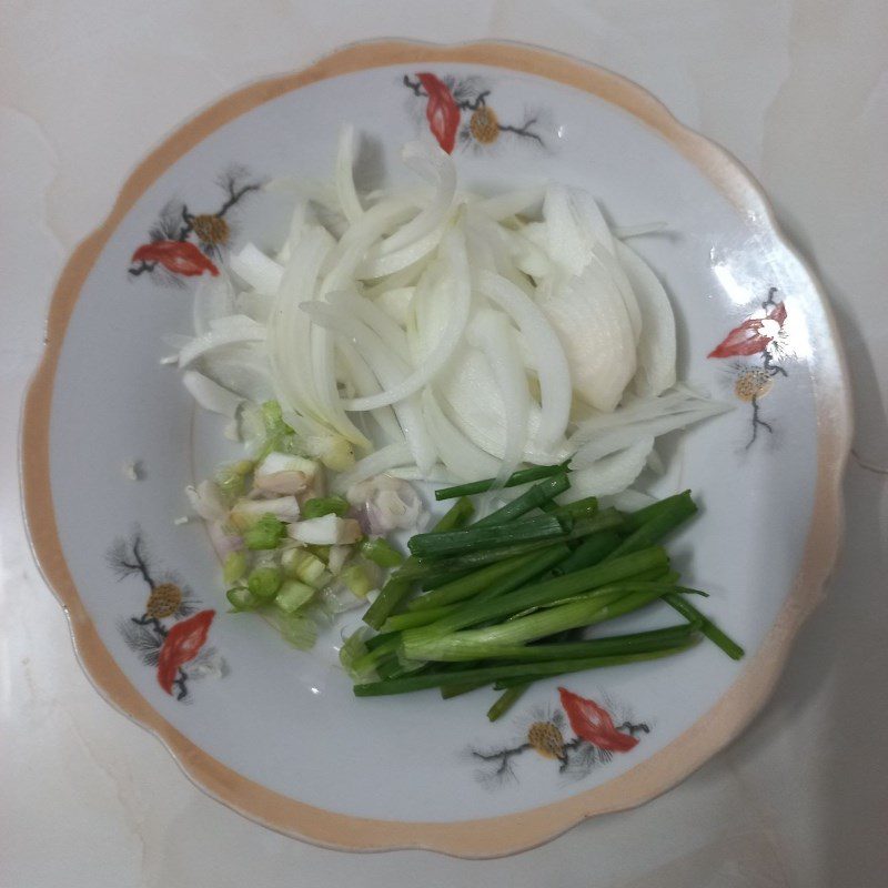 Step 1 Prepare the ingredients for Fried eggs with sausage (recipe shared by a user)