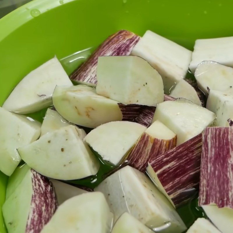 Step 1 Prepare the ingredients for Braised Eggplant in Clay Pot (Vegetarian)