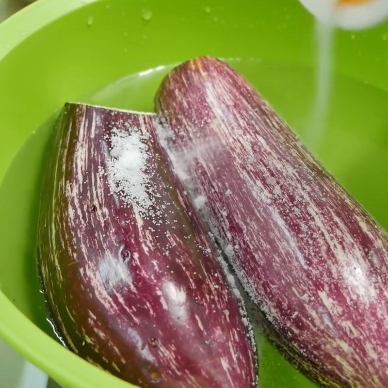 Step 1 Prepare the ingredients for Braised Eggplant in Clay Pot (Vegetarian)