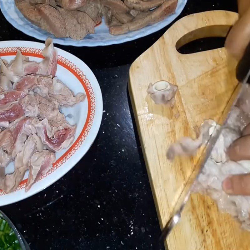 Step 4 Prepare the remaining ingredients Pork intestine hot pot (pork offal)