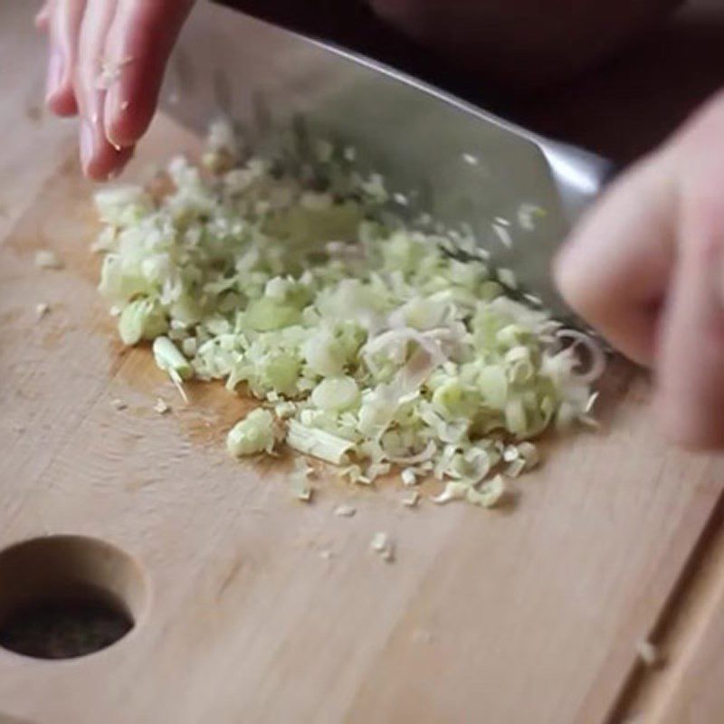 Step 2 Preprocess other ingredients Minced eel (minced eel) served with rice crackers