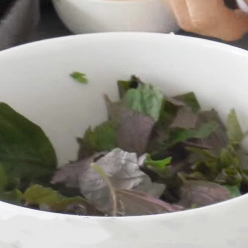 Step 2 Prepare other ingredients for sea crab hot pot with perilla