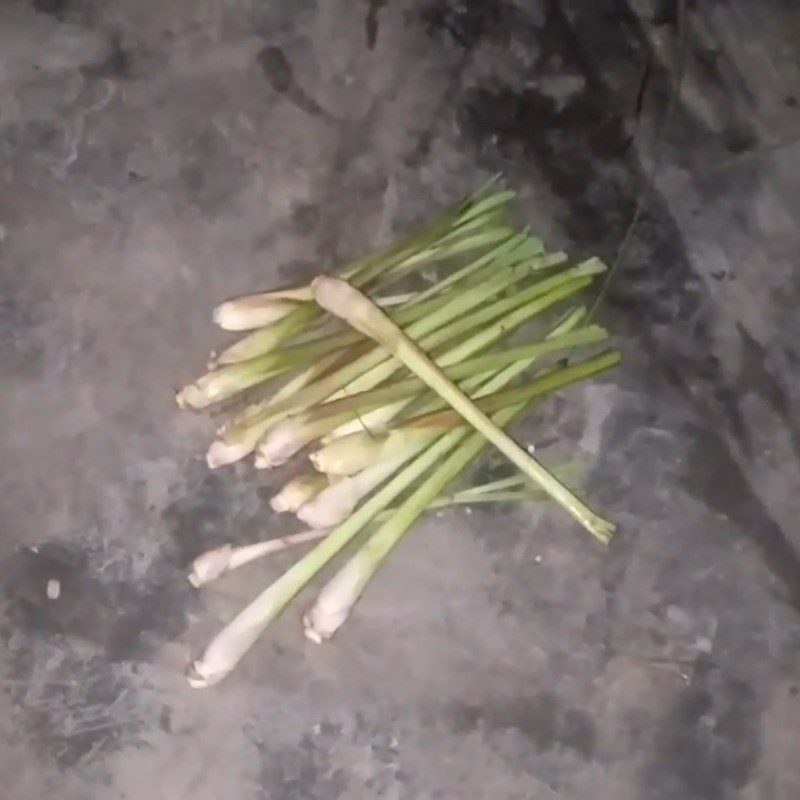 Step 2 Prepare the other ingredients Steamed razor clams with lemongrass and lime leaves