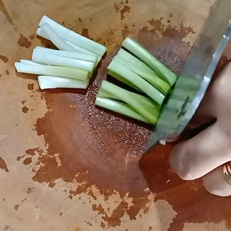 Step 2 Prepare other ingredients Stir-fried young corn with vegetarian onion