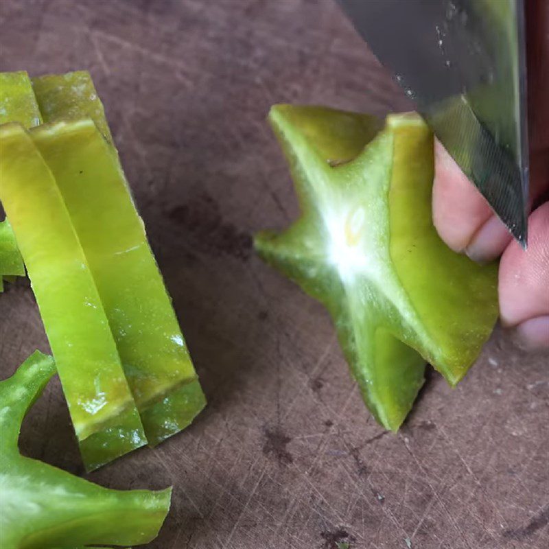 Step 2 Prepare other ingredients for braised catfish with starfruit