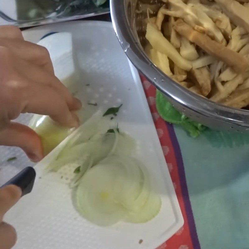 Step 3 Prepare other ingredients Chicken noodle soup with mushrooms and bamboo shoots