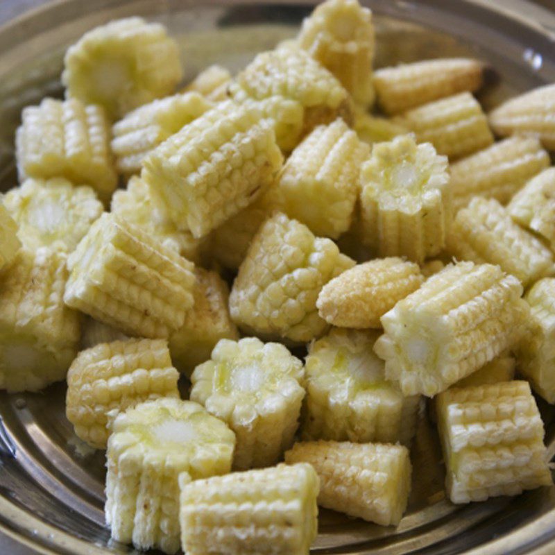 Step 2 Prepare the other ingredients for stir-frying young corn with beef
