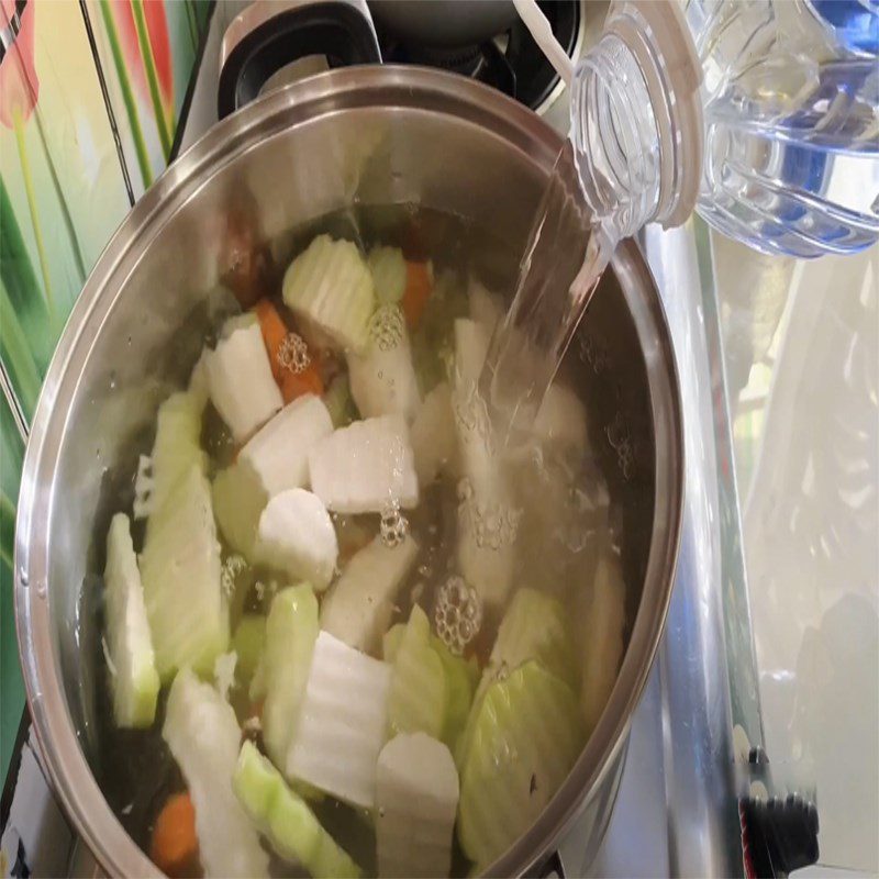 Step 2 Stewing vegetables for vegetarian noodle soup