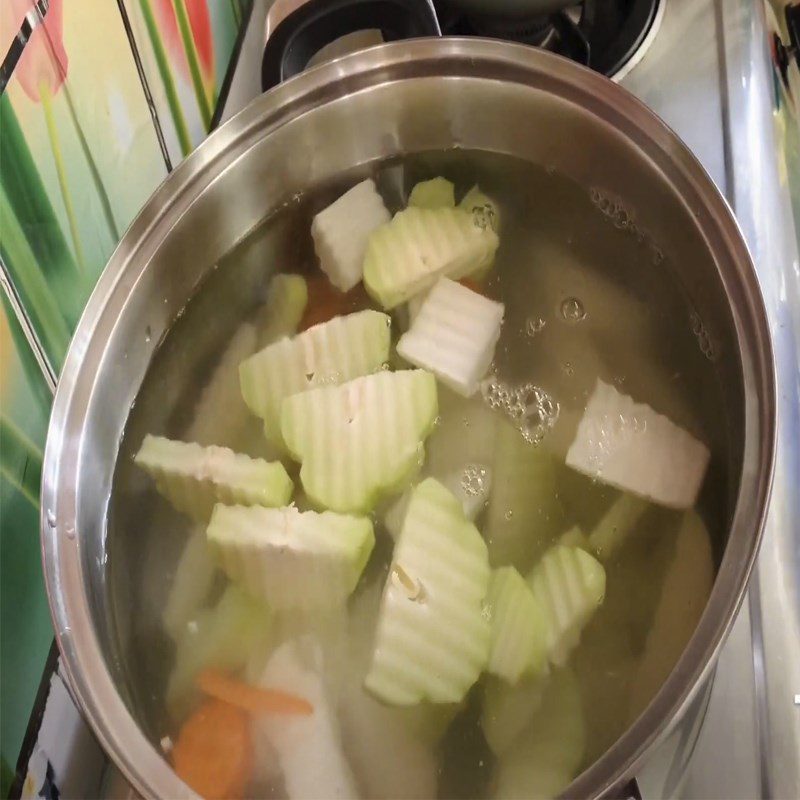 Step 2 Stewing vegetables for vegetarian noodle soup