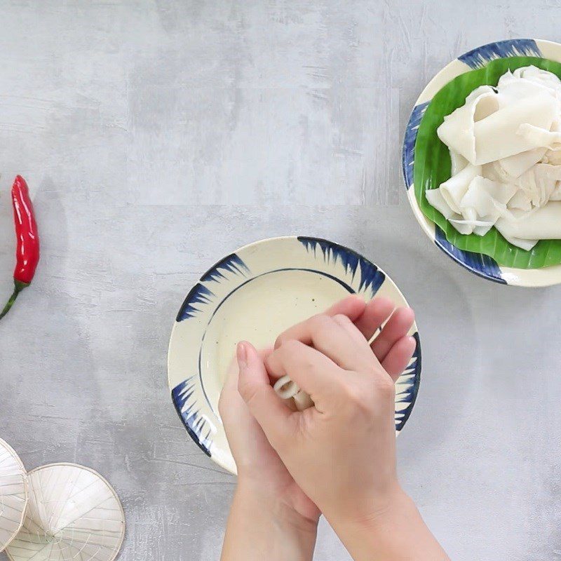 Step 3 Prepare other ingredients for sour bamboo shoot soup with red tilapia