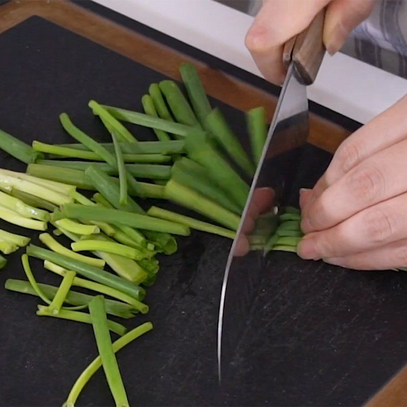 Step 2 Prepare the other ingredients Stir-fried oysters with scallion oil