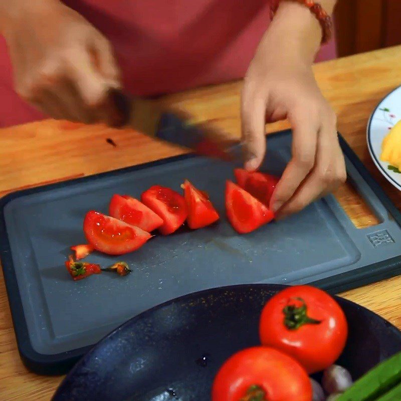 Step 3 Prepare other ingredients for sour bamboo shoot soup with red tilapia