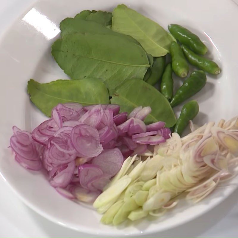 Step 2 Prepare other ingredients Steamed Chicken with Ginger and Lemongrass