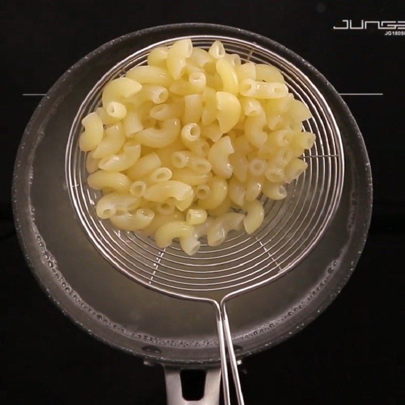 Step 2 Boil the noodles for Stir-fried Noodles with Beef in Beef Stew Sauce