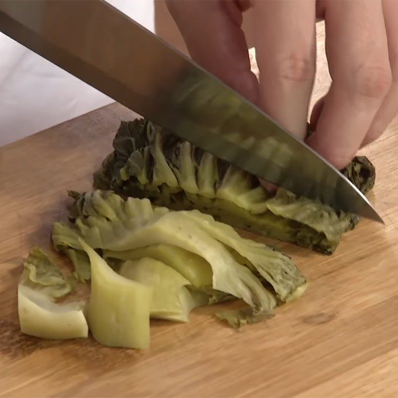 Step 2 Prepare other ingredients Pig ears stewed with pickled mustard greens