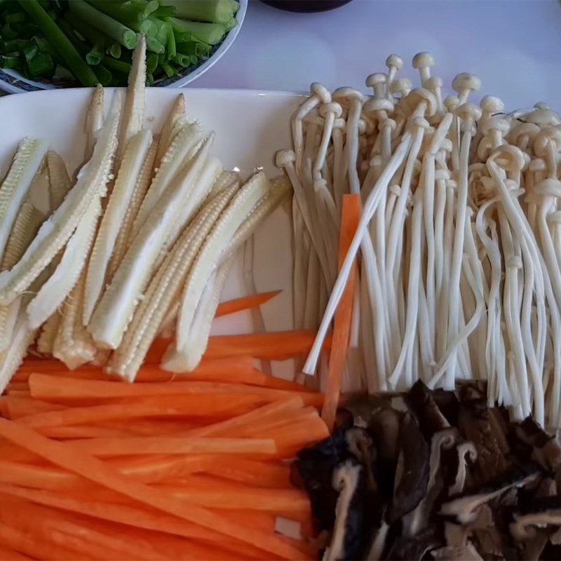 Step 2 Prepare other ingredients Vegetarian longevity noodles stir-fried