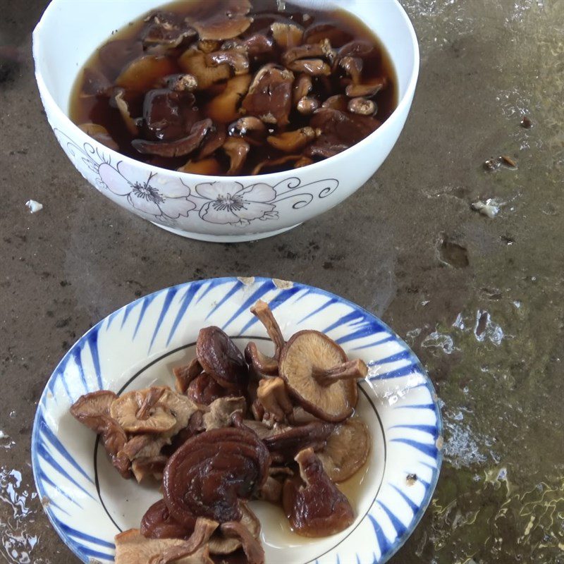 Step 2 Prepare the other ingredients for Stir-fried Oysters with Mushrooms