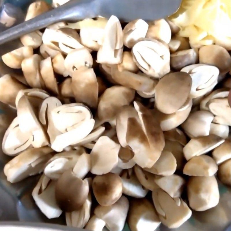 Step 2 Prepare other ingredients for Spicy Bamboo Shoot Chicken Hotpot