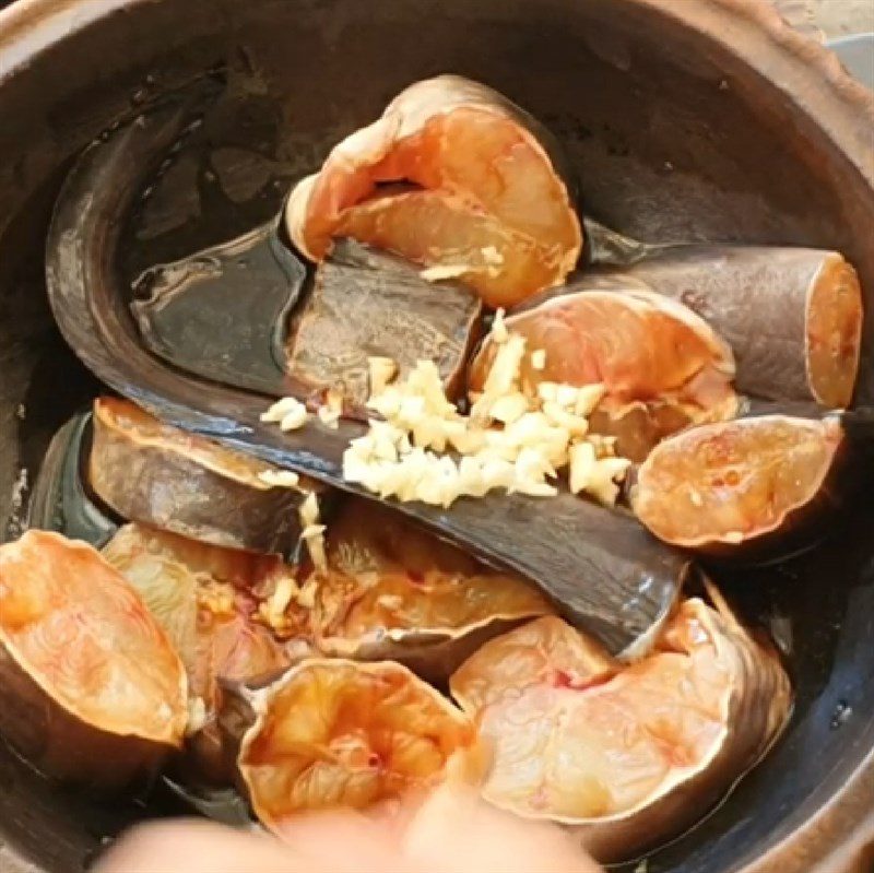 Step 2 Marinate catfish Catfish cooked in clay pot