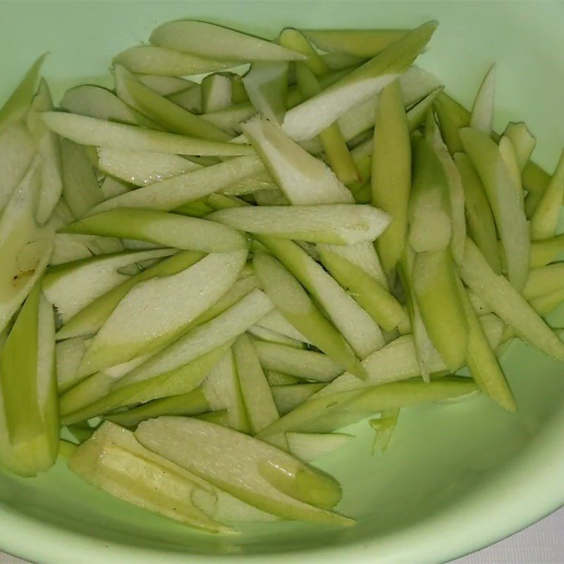Step 2 Prepare other ingredients for carp cooked with sour fruits