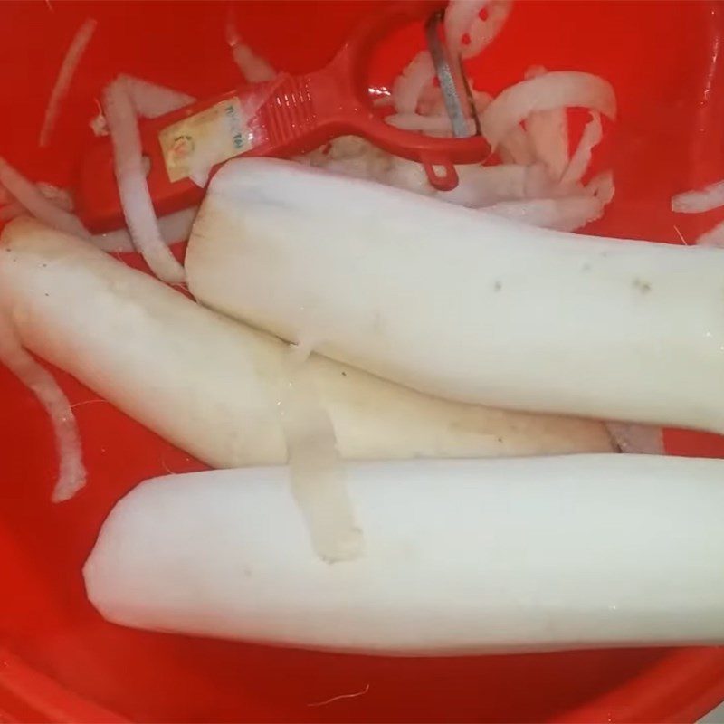Step 2 Preparing other ingredients for braised carp with white radish