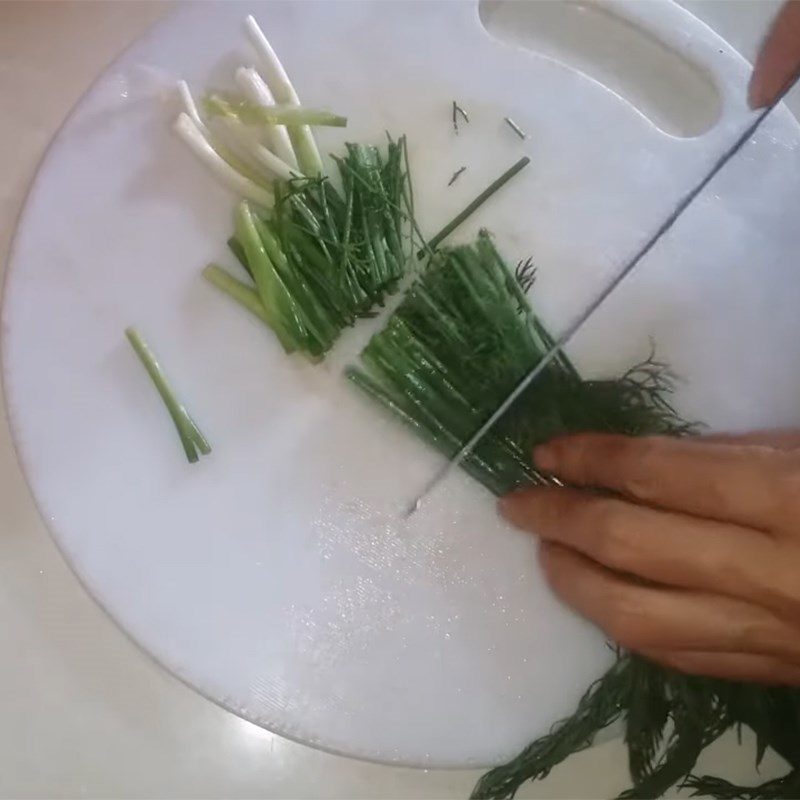 Step 2 Preparing other ingredients for braised carp with white radish