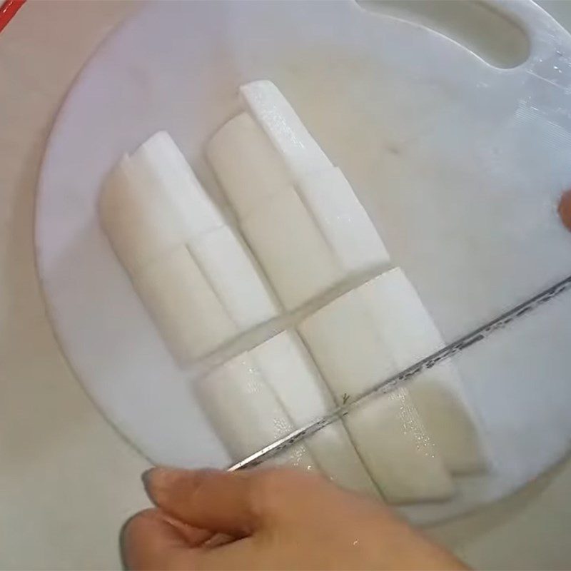 Step 2 Preparing other ingredients for braised carp with white radish