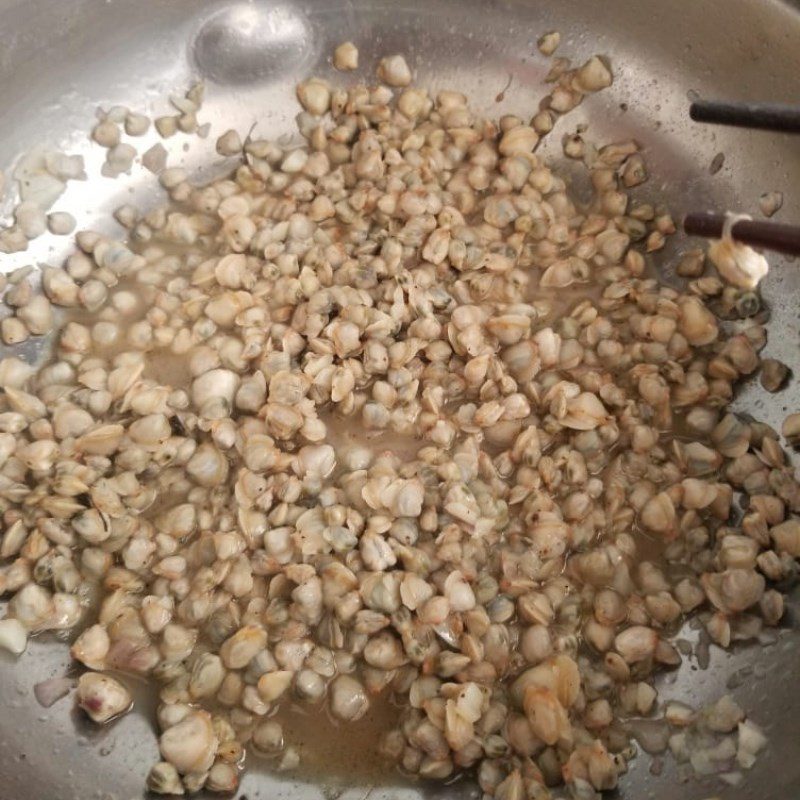 Step 2 Sauté clams for pumpkin soup