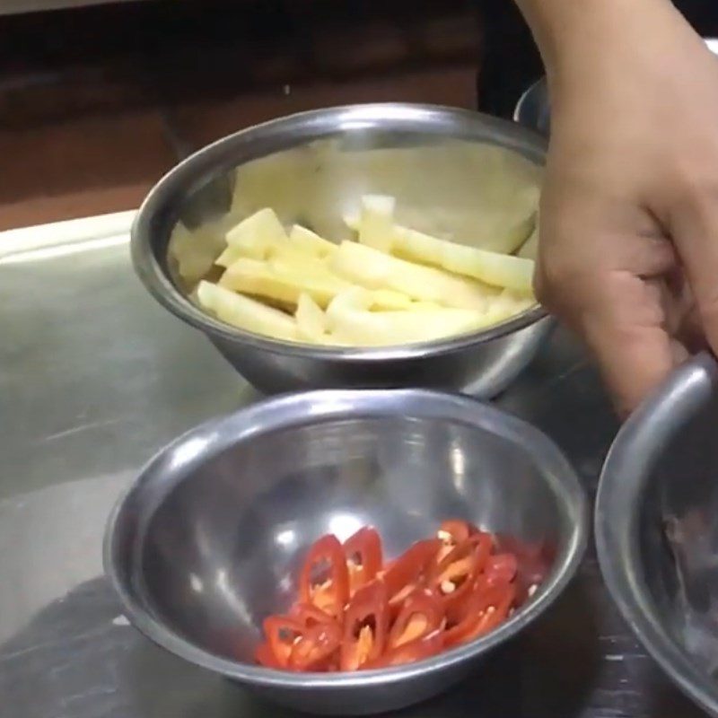 Step 2 Prepare other ingredients Stir-fried bamboo shoots with frog