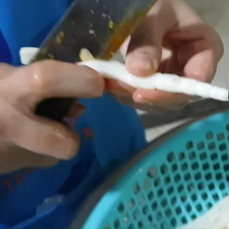 Step 2 Prepare other ingredients Bamboo shoots stir-fried with duck meat