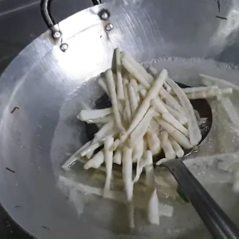 Step 2 Prepare other ingredients Bamboo shoots stir-fried with duck meat