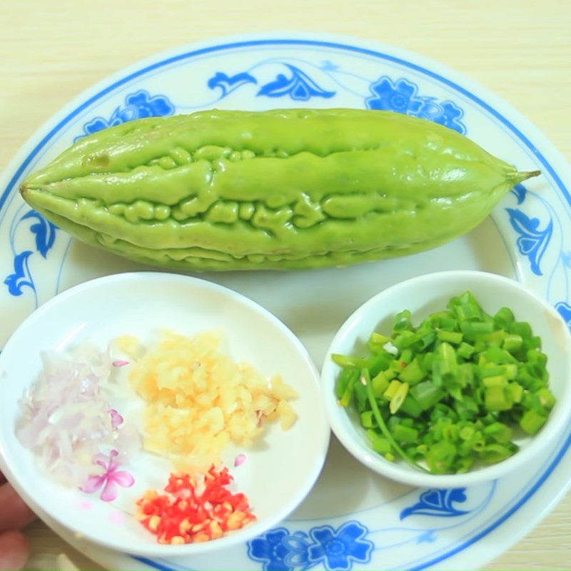 Step 2 Prepare other ingredients Bitter melon braised with pork