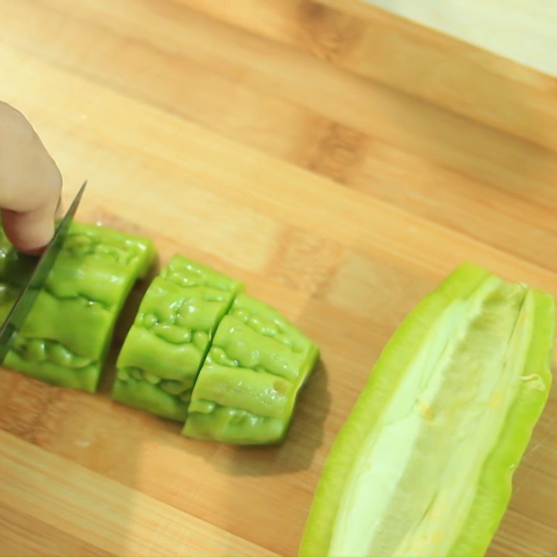 Step 2 Prepare other ingredients Bitter melon braised with meat