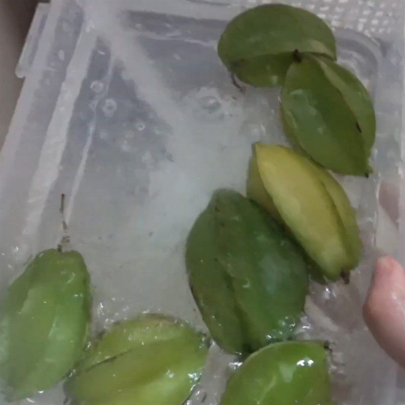 Step 2 Prepare other ingredients for braised carp with starfruit