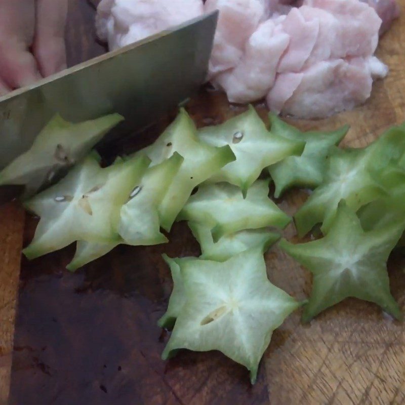 Step 2 Prepare other ingredients for braised carp with starfruit