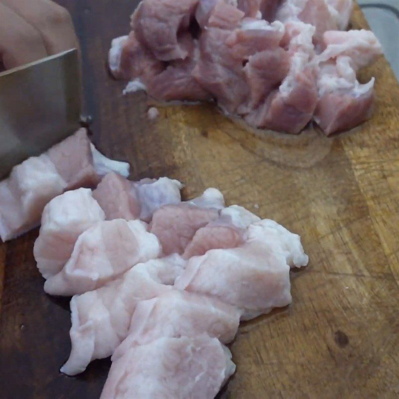 Step 2 Prepare other ingredients for braised carp with starfruit