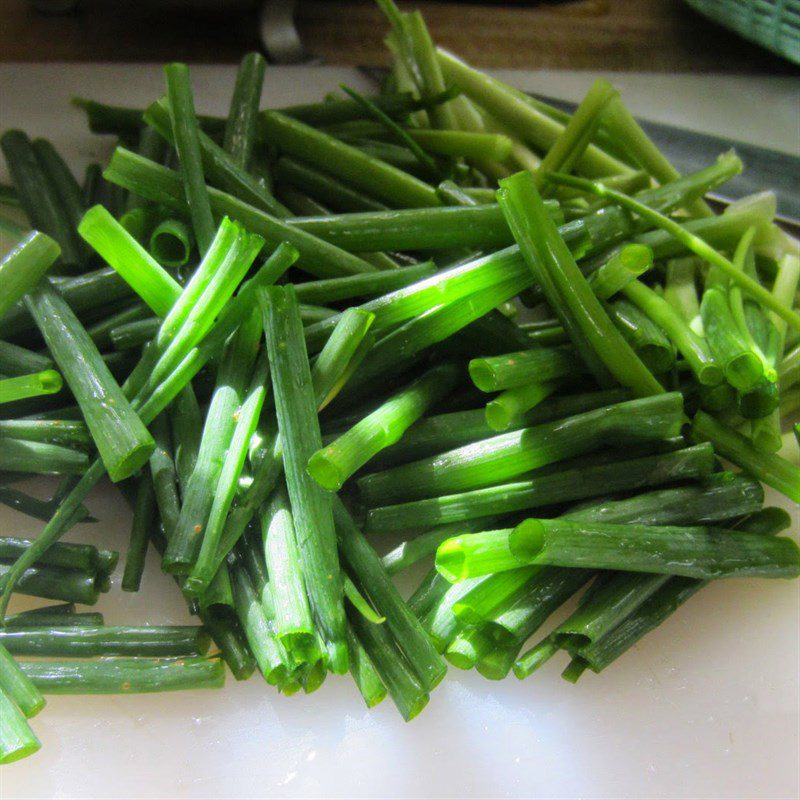 Step 2 Prepare other ingredients for sour bamboo shoot braised carp