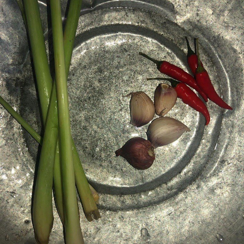 Step 2 Prepare other ingredients Stir-fried pangasius stomachs with lemongrass and chili (recipe shared by user)