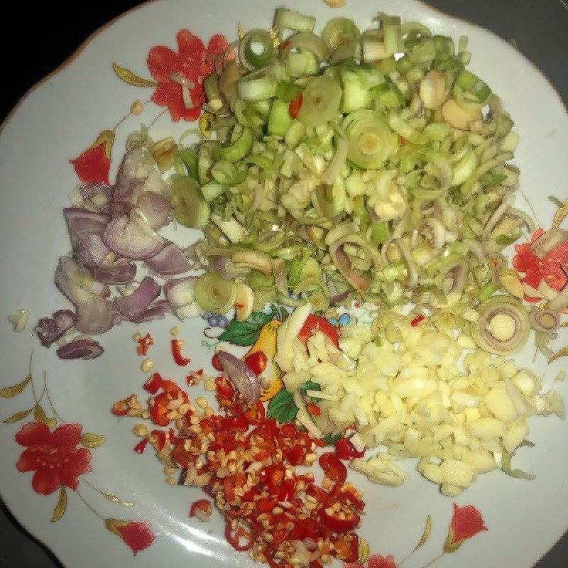 Step 2 Prepare other ingredients Stir-fried pangasius stomachs with lemongrass and chili (recipe shared by user)