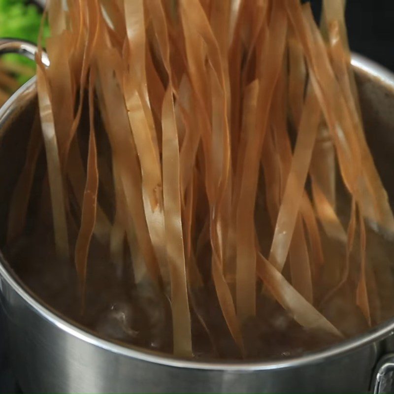 Step 2 Boil the eggs and rice crackers for the rice crackers mixed with tamarind sauce