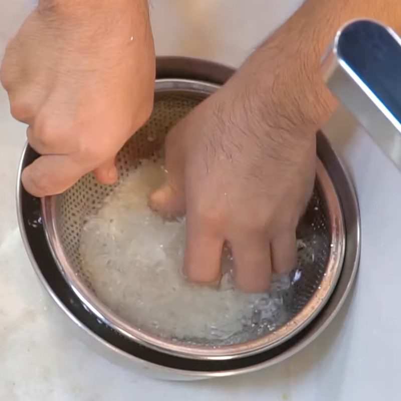 Step 1 Wash rice and cook porridge