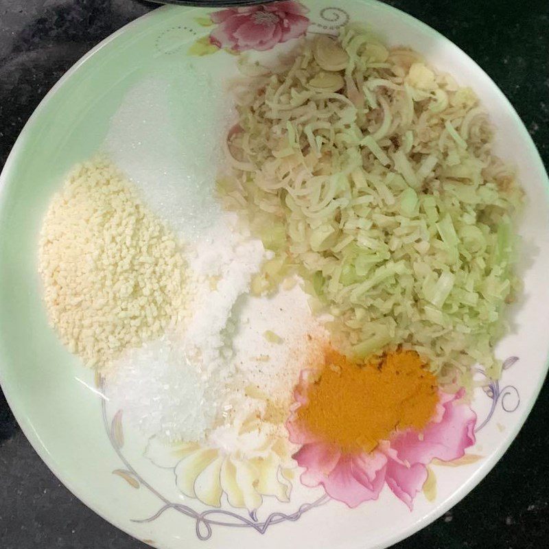 Step 1 Prepare the ingredients and marinate the beef with lemongrass and turmeric