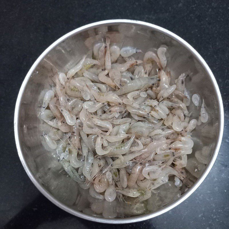 Step 1 Prepare the fresh shrimp for shrimp salad with water mimosa
