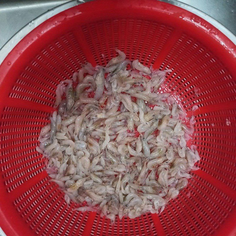 Step 1 Prepare the fresh shrimp for shrimp salad with water mimosa