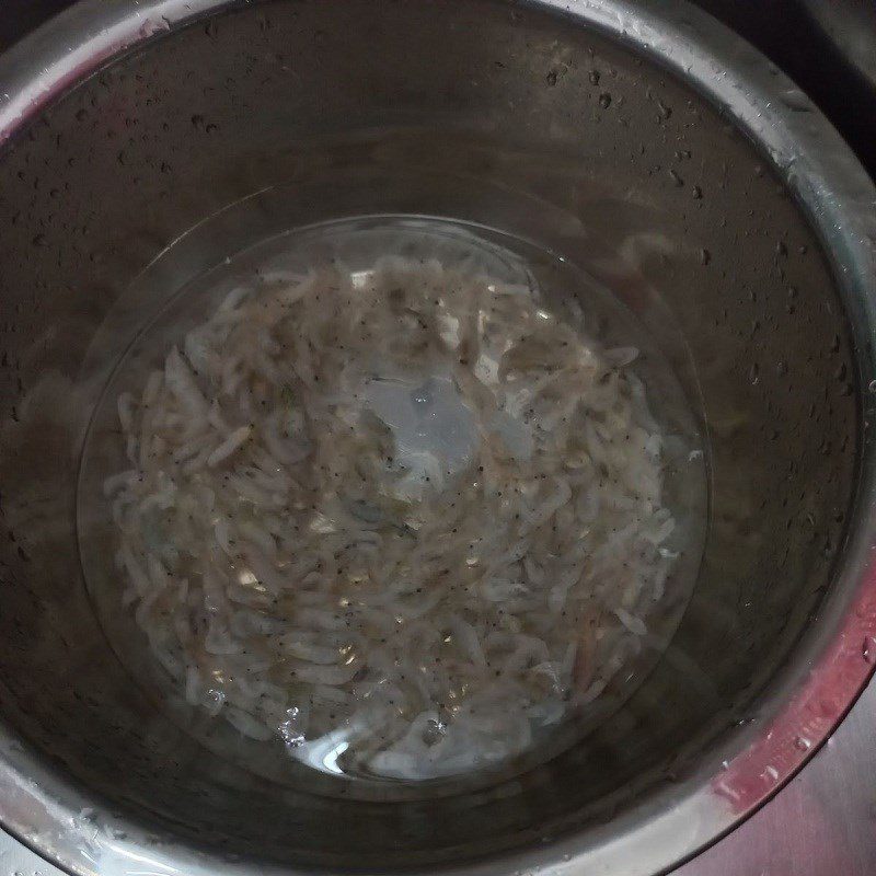 Step 1 Prepare the fresh shrimp for shrimp salad with water mimosa