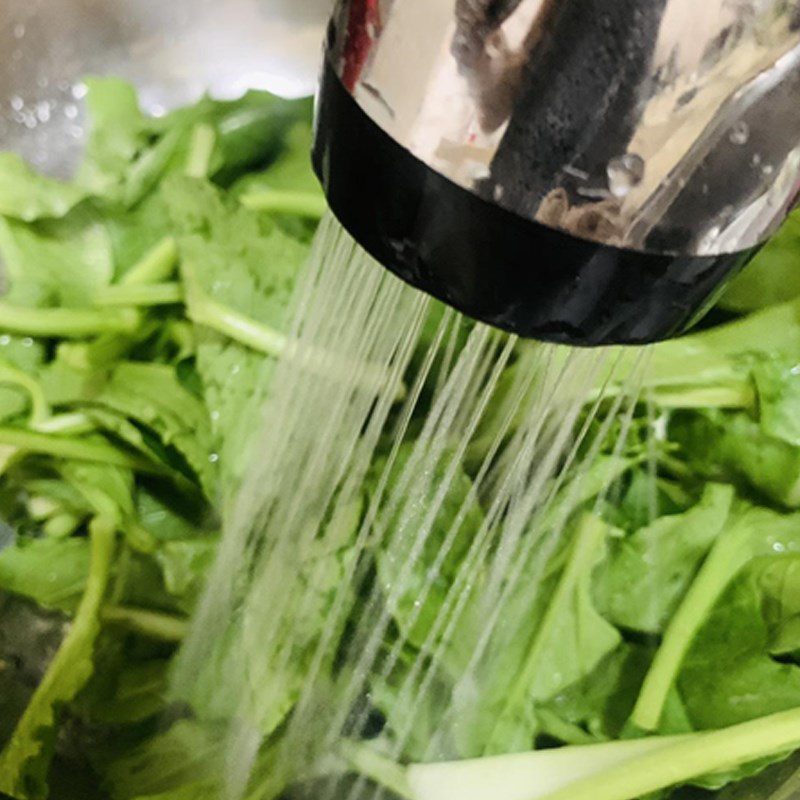 Step 1 Prepare the sweet mustard greens and mushrooms Stir-fried sweet mustard greens with mushrooms