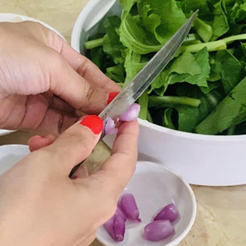 Step 1 Prepare the sweet mustard greens and mushrooms Stir-fried sweet mustard greens with mushrooms