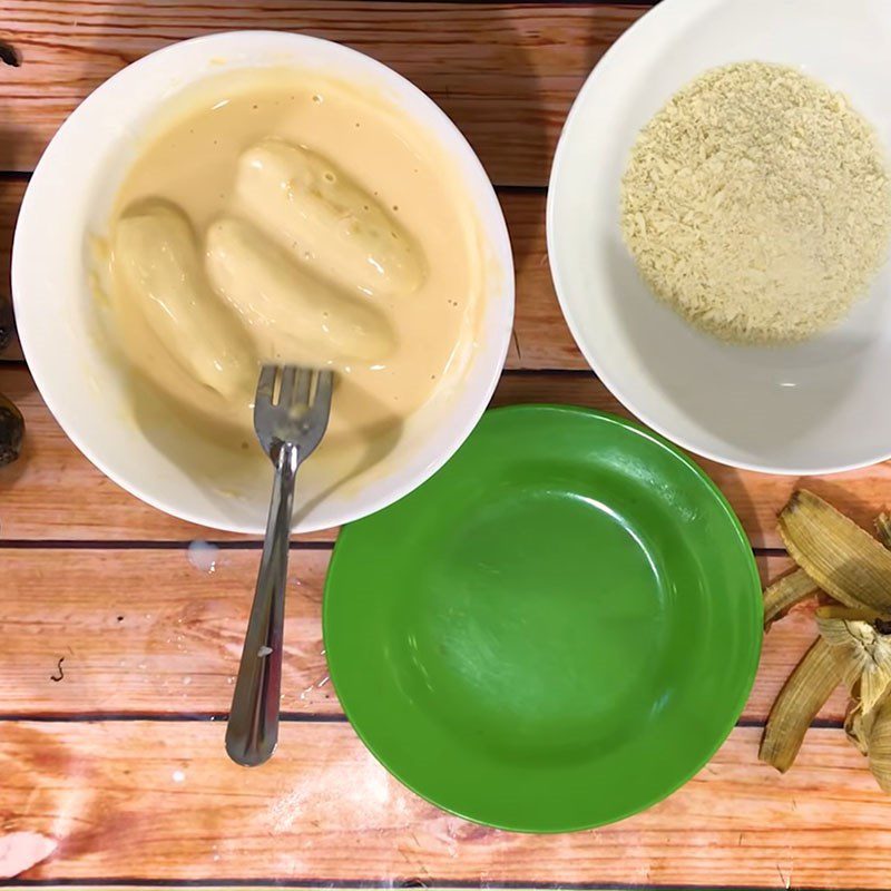 Step 2 Prepare the bananas and coat with flour for Fried Banana with Crispy Coating