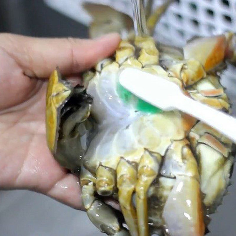 Step 1 Prepare sea crab for sea crab hot pot with perilla