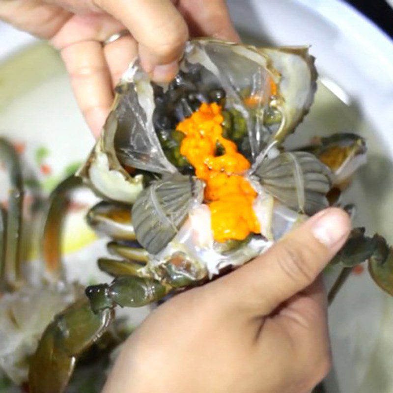 Step 1 Prepare sea crab for sea crab hot pot with perilla
